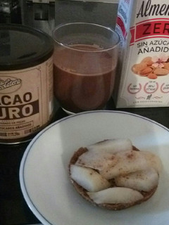 Una foto de Tostada de centeno con pera💗 cacao