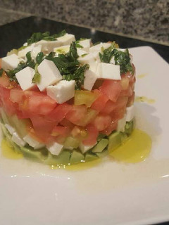 Una foto de Tartar de tomate y queso