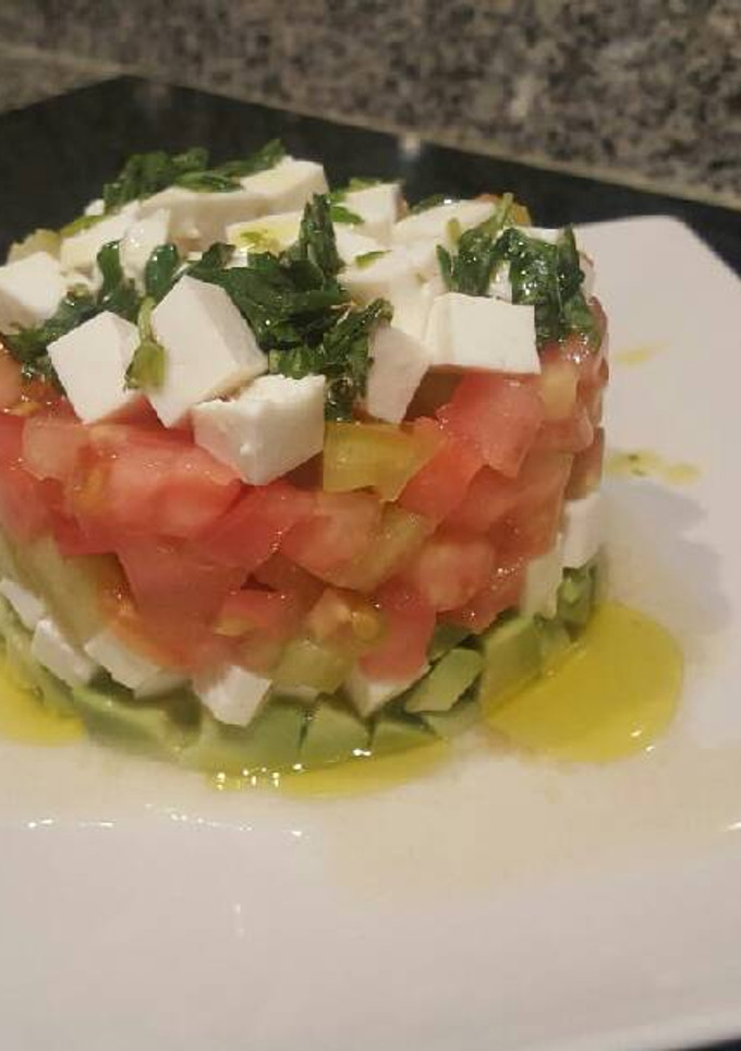 Una foto de Tartar de tomate y queso