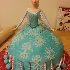 A picture of Taisen's Frozen Elsa cake.