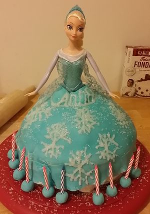 A picture of Taisen's Frozen Elsa cake.
