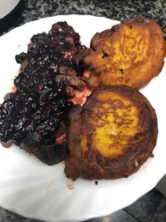 Una foto de 45. Magret de pato con salsa de frutos rojos y tartatelas de maíz (principal carne)