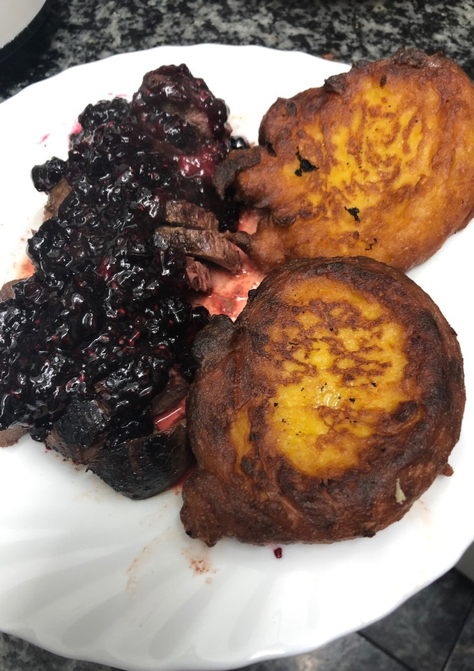 Una foto de 45. Magret de pato con salsa de frutos rojos y tartatelas de maíz (principal carne)