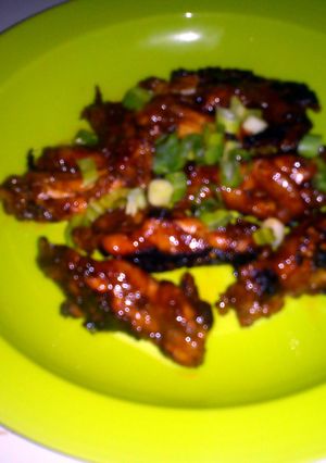 A picture of Spicy Chicken Wings with Cola.
