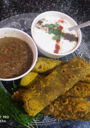 A picture of Moringa leaves parathe.