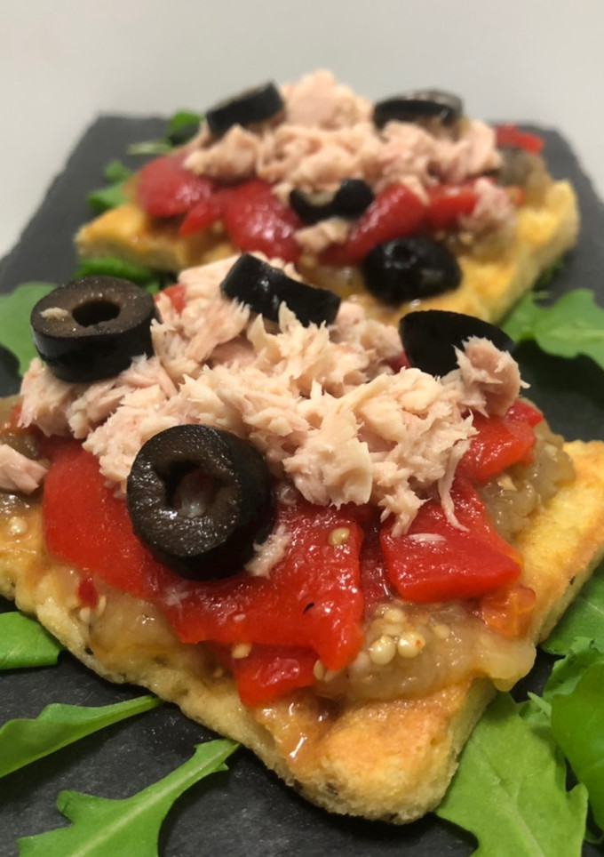 Una foto de Tosta de escalivada con atún