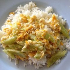 A picture of Stir fried cucumber with eggs (chicken or pork).