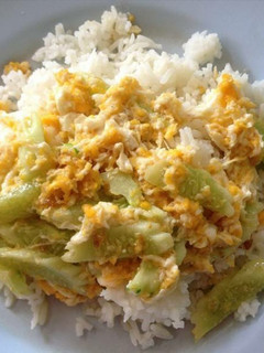 A picture of Stir fried cucumber with eggs (chicken or pork).