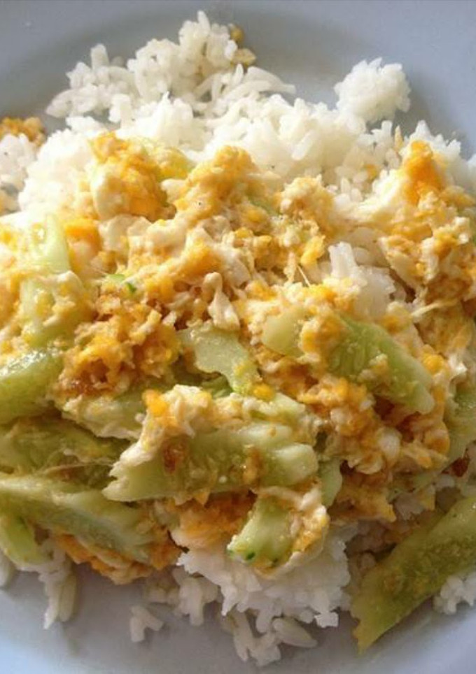 A picture of Stir fried cucumber with eggs (chicken or pork).
