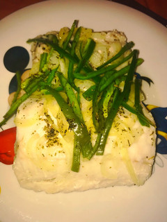 Una foto de Merluza en papillote con cebolla y pimiento