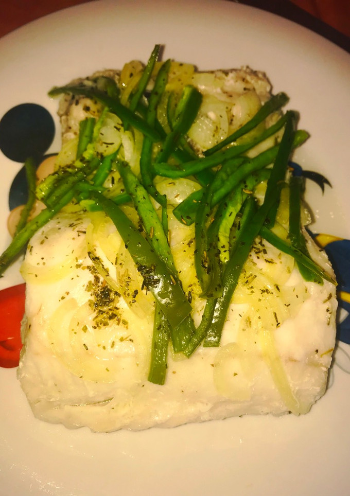 Una foto de Merluza en papillote con cebolla y pimiento