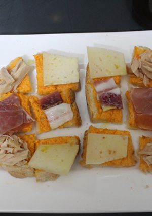 Foto principal de Pan con ventresca y embutido