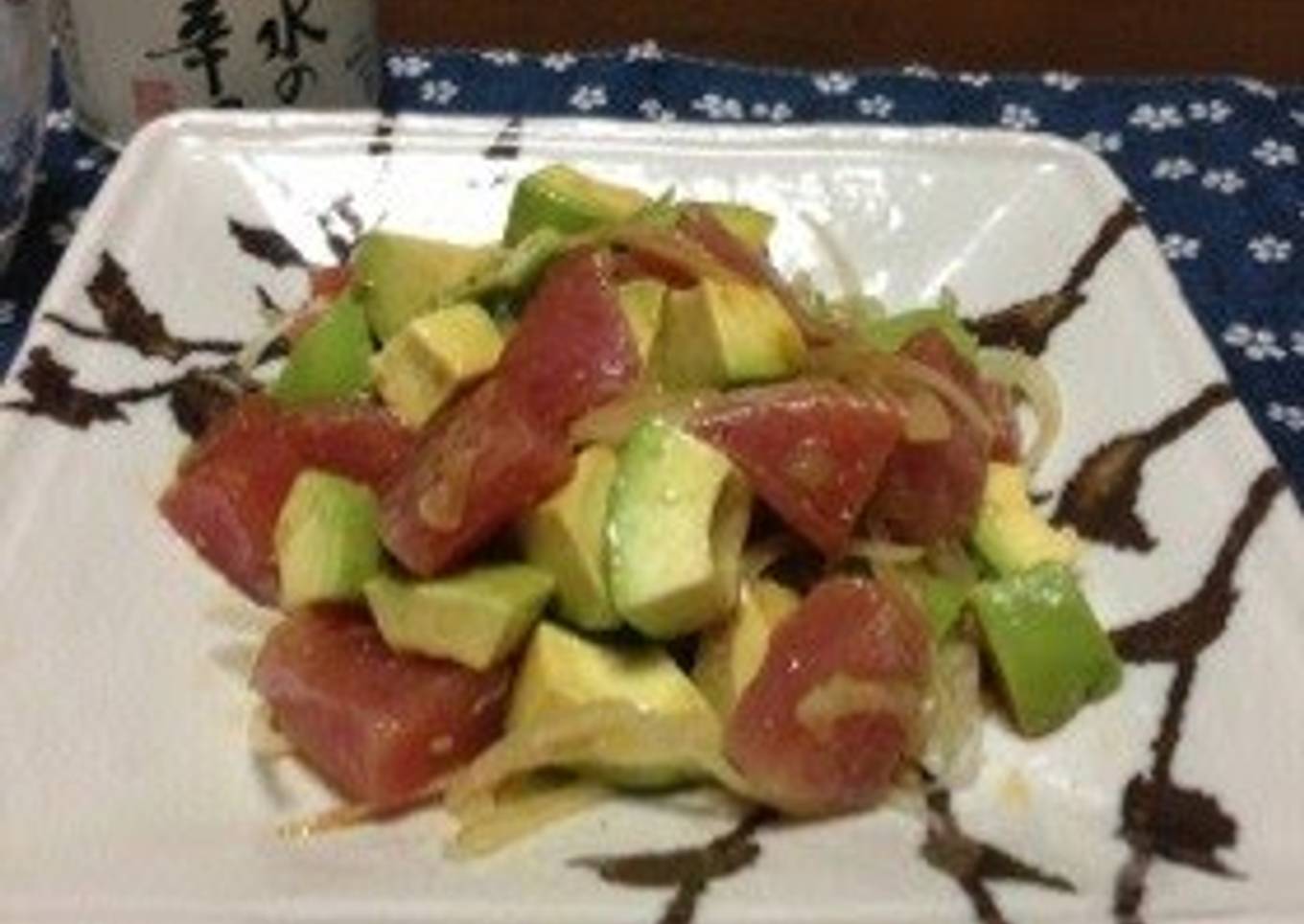 Tuna and avocado salad go well with sesame seeds