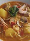 Cazuela de fideos con marisco y pescado