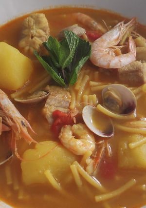 Una foto de Cazuela de fideos con marisco y pescado