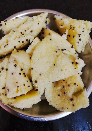 A picture of Sooji dhokla.