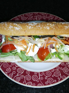 Una foto de Bocadillo vegetal 🍅🥕🥦