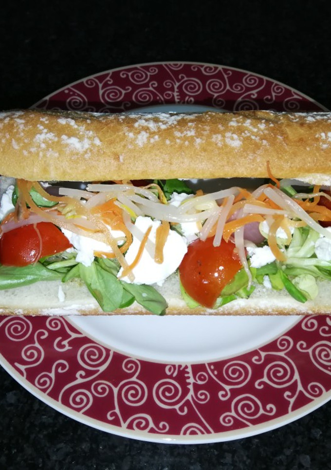 Una foto de Bocadillo vegetal 🍅🥕🥦