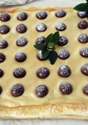 A picture of Puff Pastry Tart with Baileys Cream.