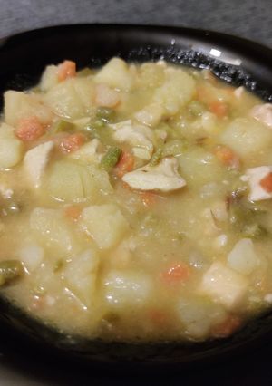Una foto de Guiso de pollo🍗 con patatas🥔 y espárragos🍲