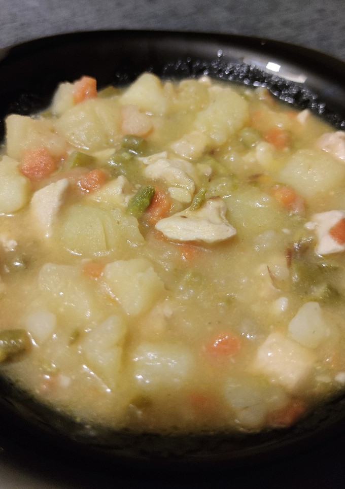 Una foto de Guiso de pollo🍗 con patatas🥔 y espárragos🍲