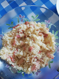 Una foto de Arroz con bacon y salchichas