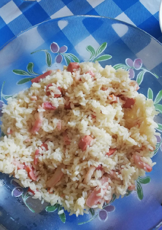Una foto de Arroz con bacon y salchichas