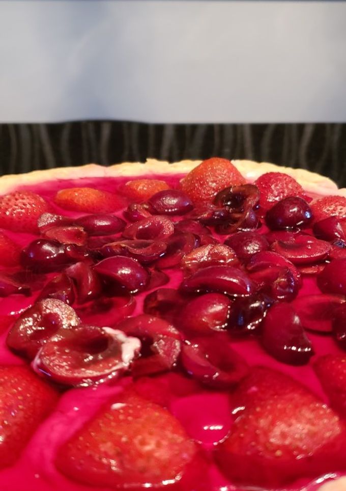 Una foto de Tarta de mousse de frutillas y cerezas sin TACC