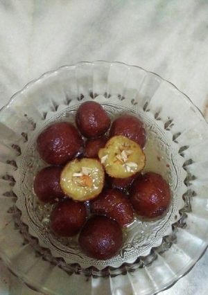 A picture of Gulab jamun.