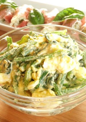 A picture of Spinach and Boiled Egg Salad with Sesame Dressing.