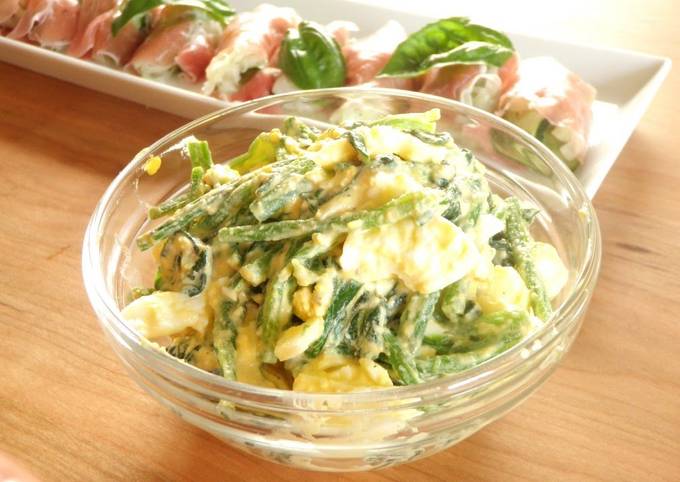 Spinach and Boiled Egg Salad with Sesame Dressing
