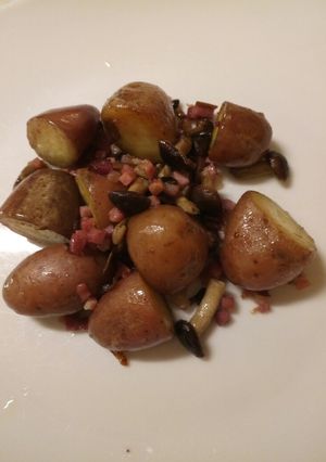 A picture of Red russet potatoes with mushrooms and speck.