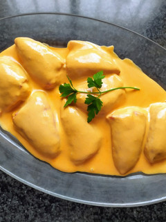 Una foto de Pimientos de piquillo rellenos de bacalao en salsa de pimiento
