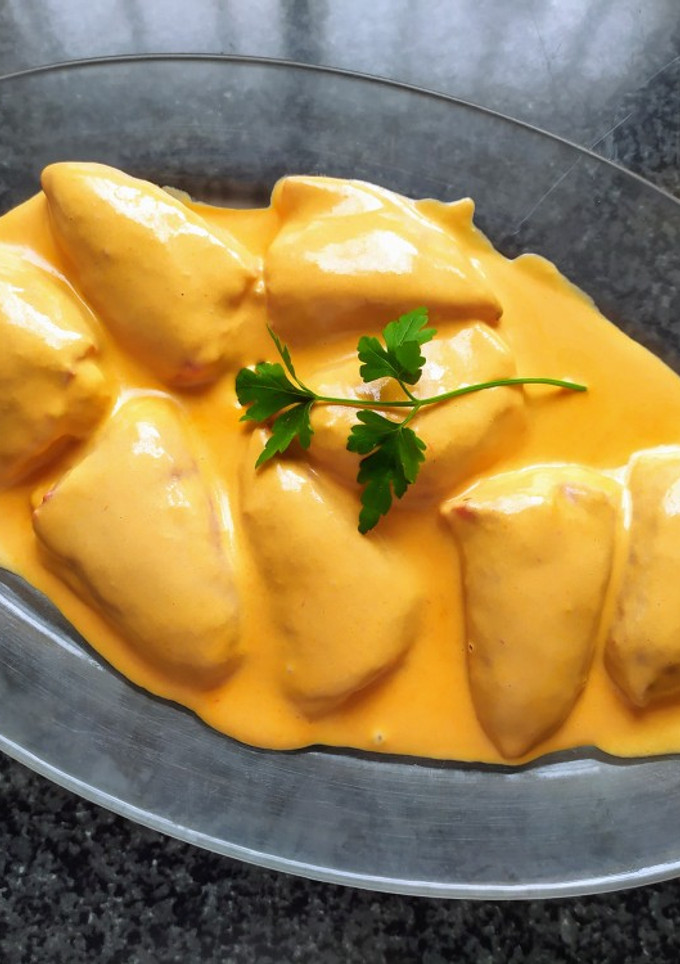 Una foto de Pimientos de piquillo rellenos de bacalao en salsa de pimiento