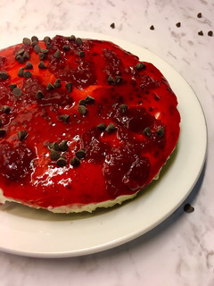 Una foto de Philadelphia Cheesecake sin horno con cobertura de fresa