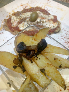 Una foto de Papas con champiñones y milanesa Napolitana