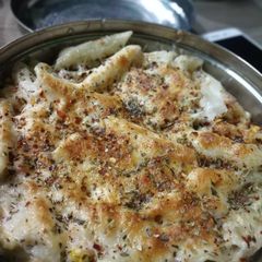 A picture of White sauce pasta.
