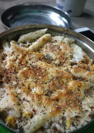 A picture of White sauce pasta.