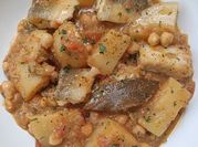 Una foto de garbanzos bacalao comino