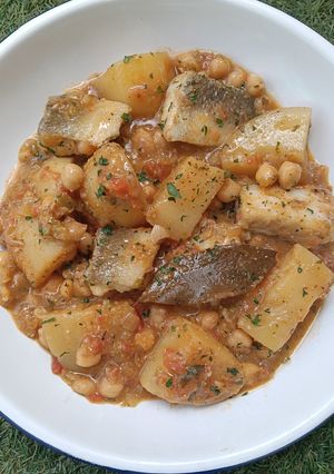 Una foto de Cazuela de patatas y bacalao con garbanzos