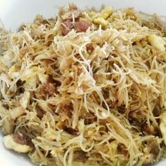 A picture of Stir fried bee hoon.