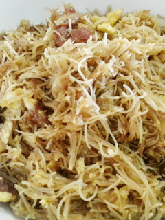 A picture of Stir fried bee hoon.