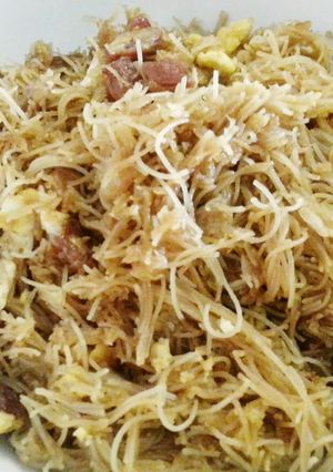 A picture of Stir fried bee hoon.