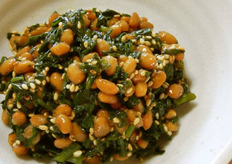 Steps to Make Perfect Chrysanthemum Leaves Tossed in Natto