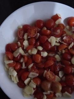 Una foto de Ensalada de tomates cherrys y ajo