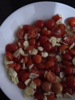 Una foto de Ensalada de tomates cherrys y ajo