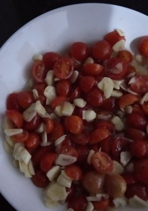 Foto principal de Ensalada de tomates cherrys y ajo