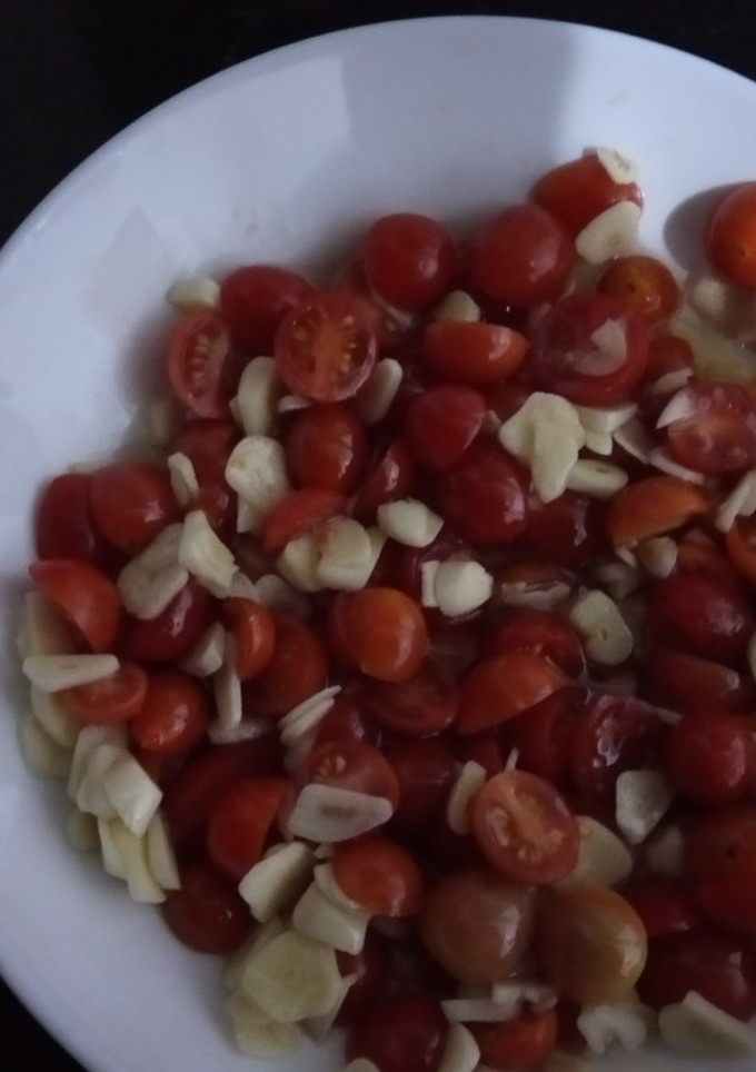 Una foto de Ensalada de tomates cherrys y ajo