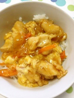 A picture of Tender, Fluffy and Creamy Oyakodon (Egg and Chicken Rice Bowl) Made with Chicken Breast.
