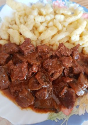 Lecsós, gombás marhapörkölt nokedlival recept fotója